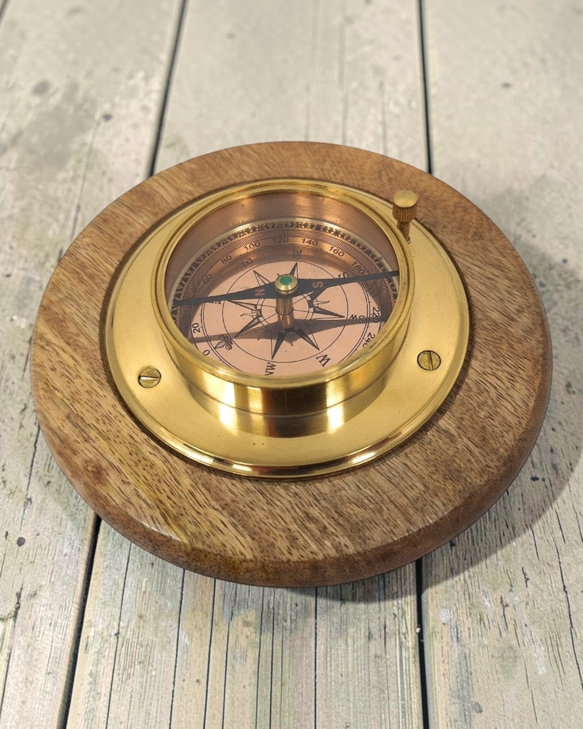Elegant Dekorativ Kompass med Mässingsdetaljer, Personlig Gravyr, 15 cm, Perfekt Present för Resenärer, Tillverkad av Trä och Glas