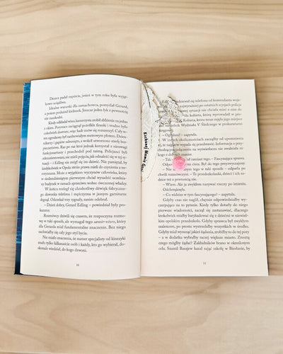 Kreativ Bokmärke i Retro Stil med Fjäder- och Fjärilsmotiv – Elegant Reklampresent, Färg Silver/Blå