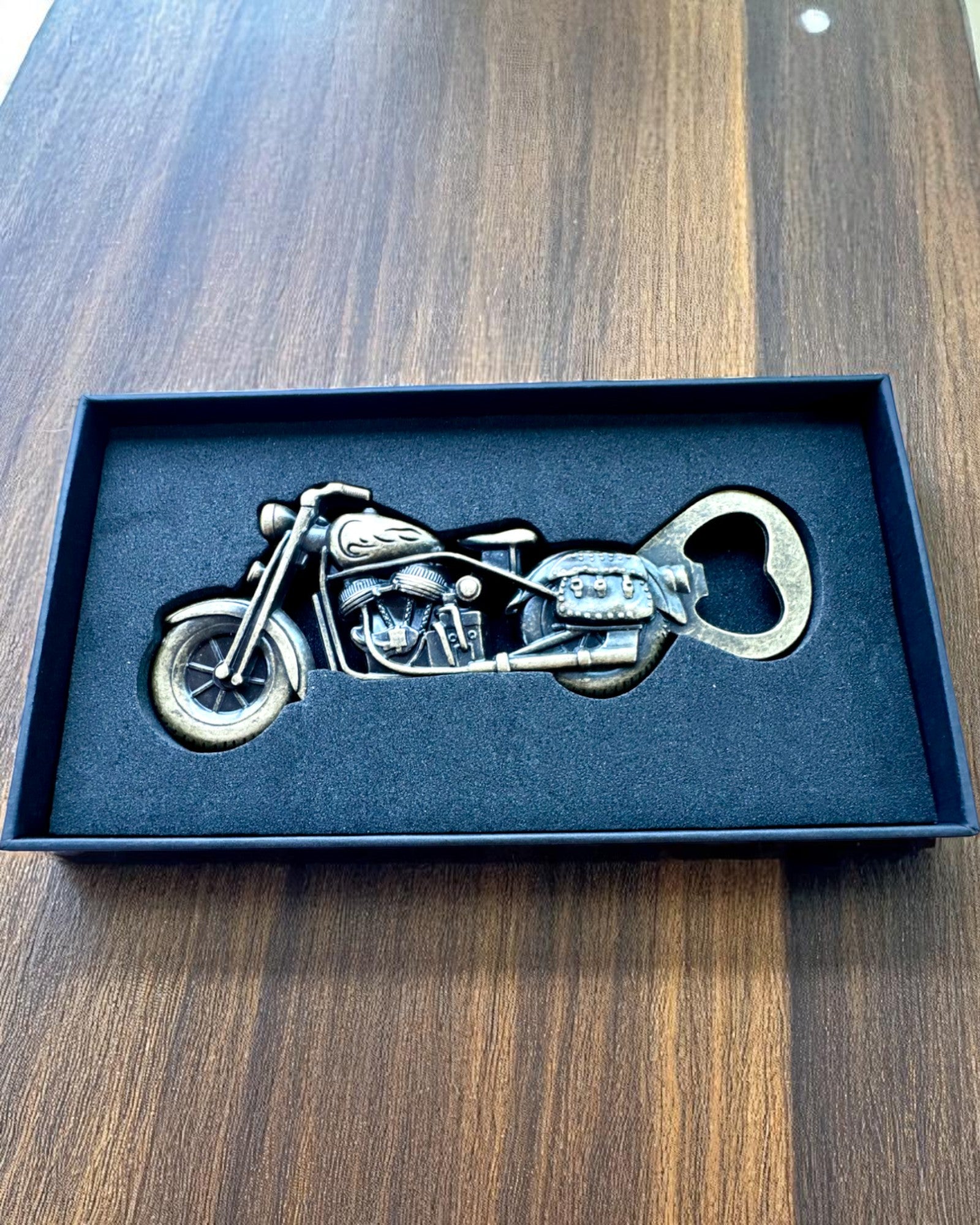 Flasköppnare i form av en motorcykel - personalisering med gravyr som present