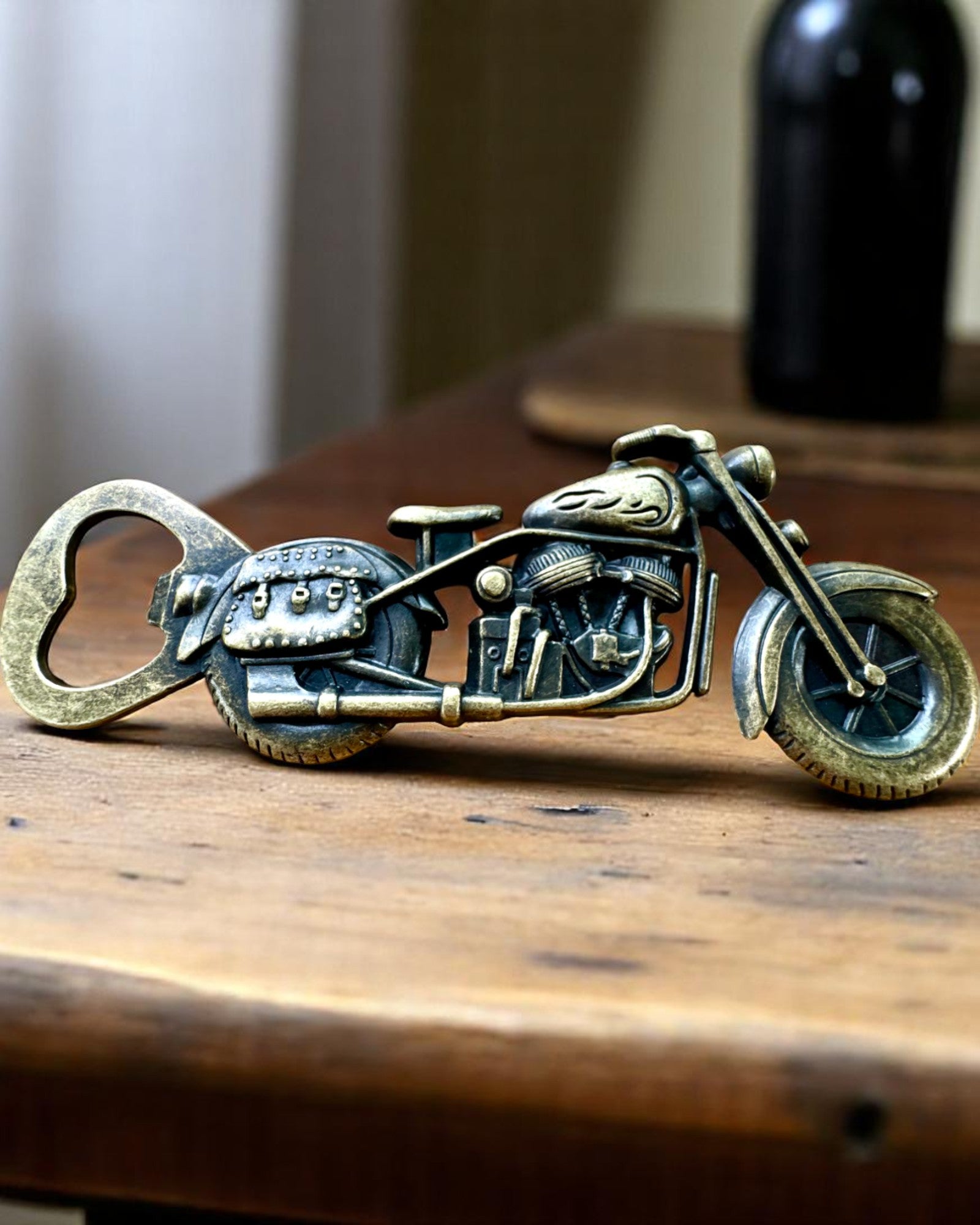 Flasköppnare i form av en motorcykel - personalisering med gravyr som present