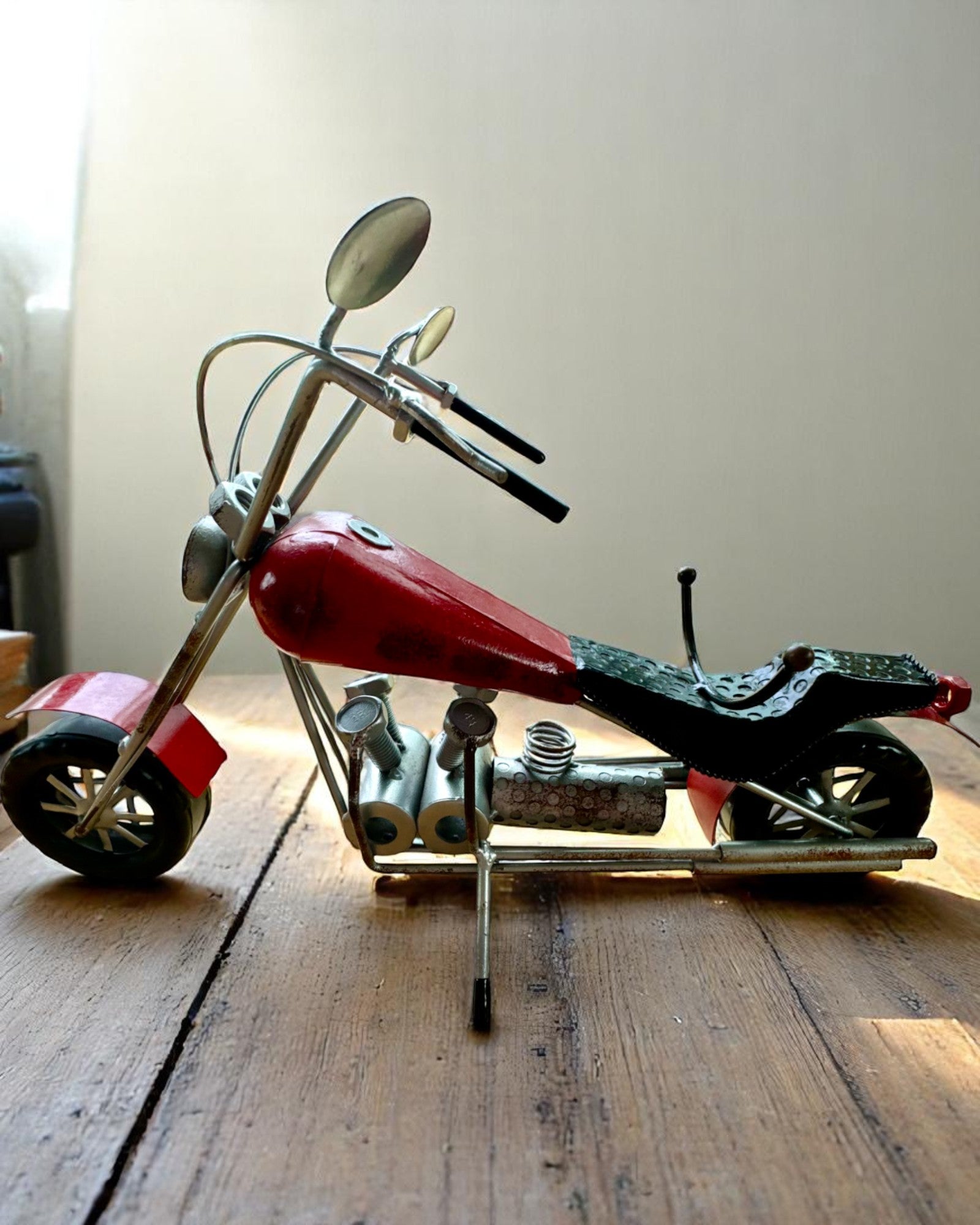 Metallvinställ 40 cm långt, i form av en motorcykel med möjlighet till gravyr som present