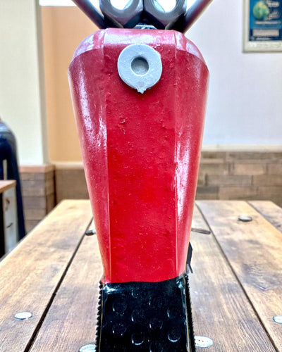 Metallvinställ 40 cm långt, i form av en motorcykel med möjlighet till gravyr som present