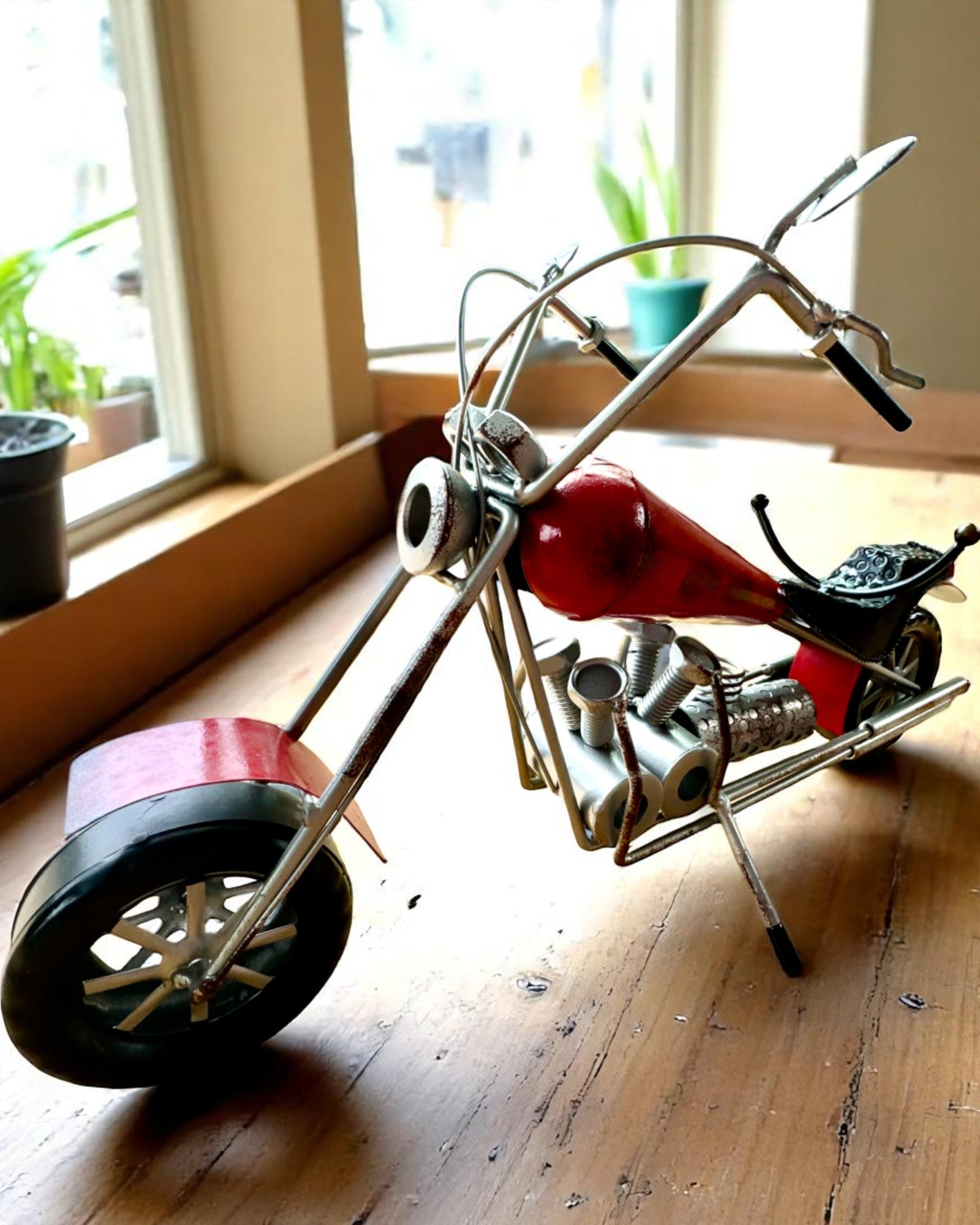 Metallvinställ 40 cm långt, i form av en motorcykel med möjlighet till gravyr som present