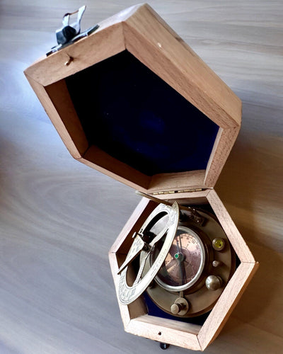 Kaptens Kompass Explorer 2 – möjlighet till personlig gravyr som gåva, finns i 2 färgvarianter