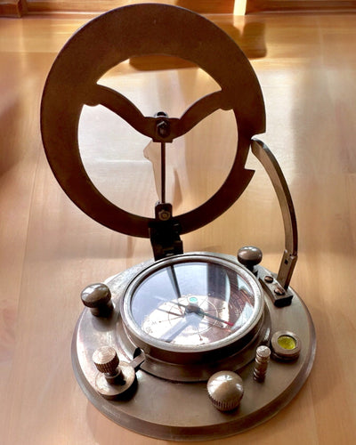 Kaptens Kompass Explorer 2 – möjlighet till personlig gravyr som gåva, finns i 2 färgvarianter