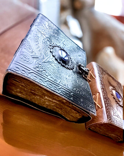 Premium Dagbok, Antik design, Läderanteckningsbok "Magisk Krönika" 200 sidor, 2 alternativ att välja mellan, personalisering med gravyr