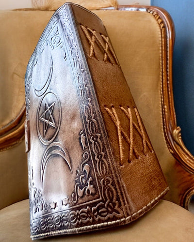 Premium Dagbok, Antik design, Läderanteckningsbok "Magisk Krönika" 200 sidor, 2 alternativ att välja mellan, personalisering med gravyr