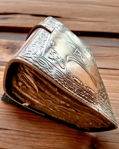 Premium Dagbok, Antik design, Läderanteckningsbok "Magisk Krönika" 200 sidor, 2 alternativ att välja mellan, personalisering med gravyr