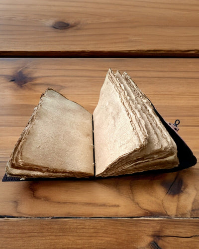 Premium Dagbok, Antik design, Läderanteckningsbok "Magisk Krönika" 200 sidor, 2 alternativ att välja mellan, personalisering med gravyr