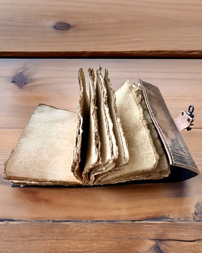 Premium Dagbok, Antik design, Läderanteckningsbok "Magisk Krönika" 200 sidor, 2 alternativ att välja mellan, personalisering med gravyr