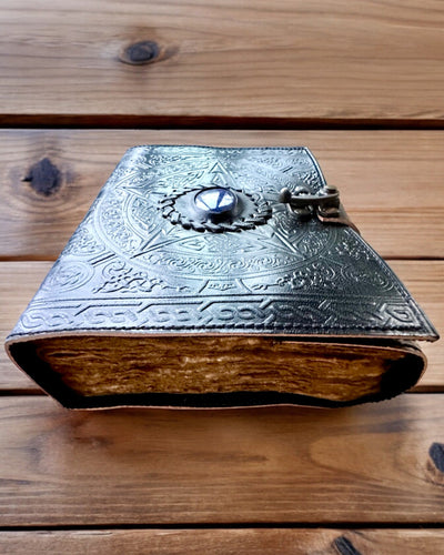 Premium Dagbok, Antik design, Läderanteckningsbok "Magisk Krönika" 200 sidor, 2 alternativ att välja mellan, personalisering med gravyr