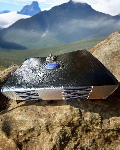 Premium Dagbok, Antik design, Läderanteckningsbok "Magisk Krönika" 200 sidor, 2 alternativ att välja mellan, personalisering med gravyr