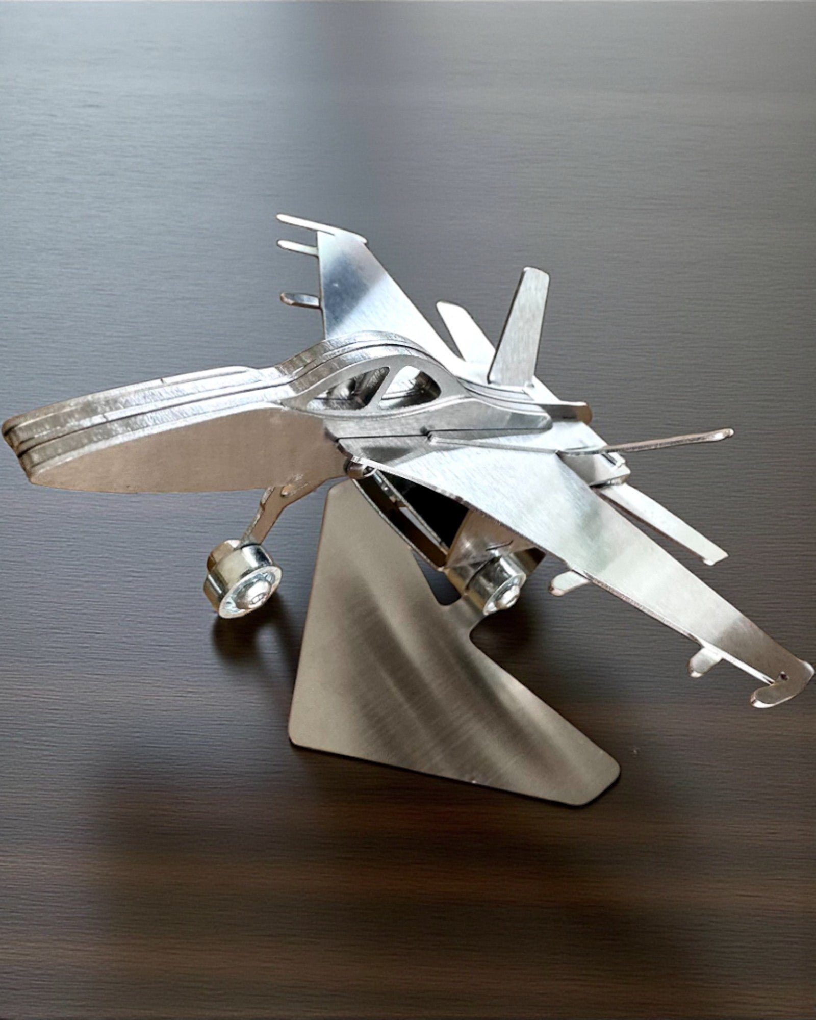 Metallmodell av Jaktflygplan "SkyRaptor" – rostfritt stål, personlig gravyr som present