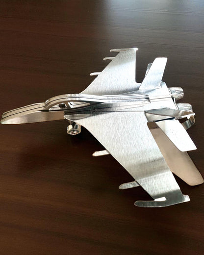 Metallmodell av Jaktflygplan "SkyRaptor" – rostfritt stål, personlig gravyr som present