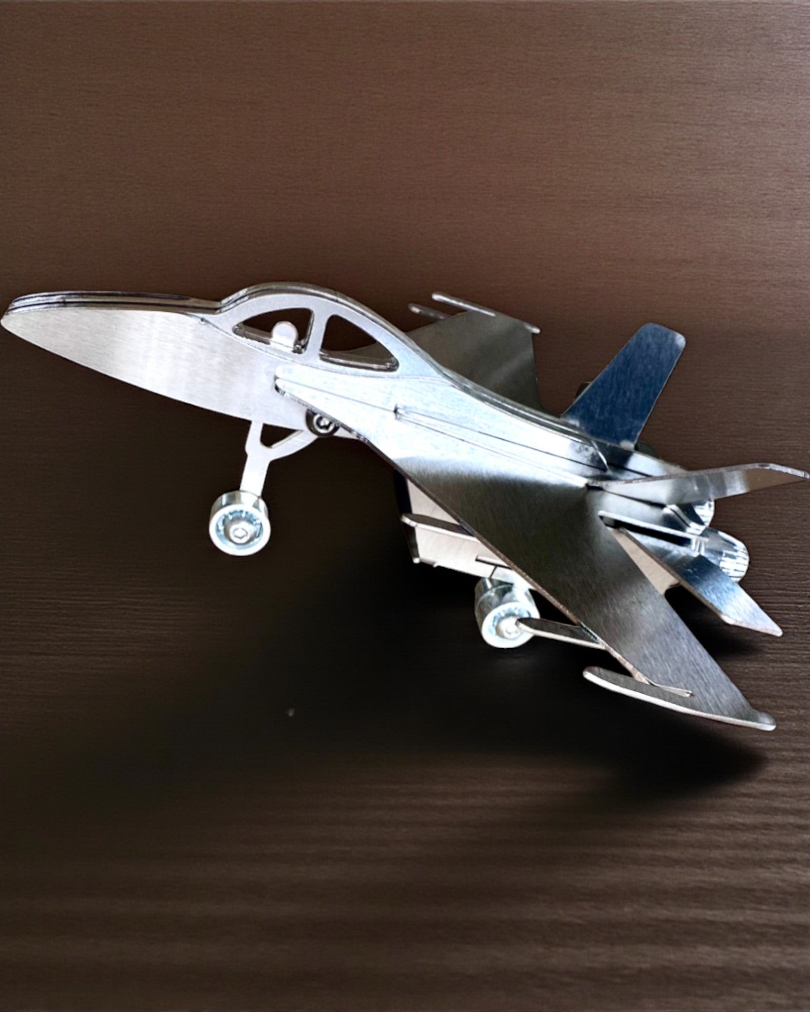 Metallmodell av Jaktflygplan "SkyRaptor" – rostfritt stål, personlig gravyr som present