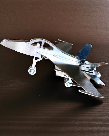 Metallmodell av Jaktflygplan "SkyRaptor" – rostfritt stål, personlig gravyr som present