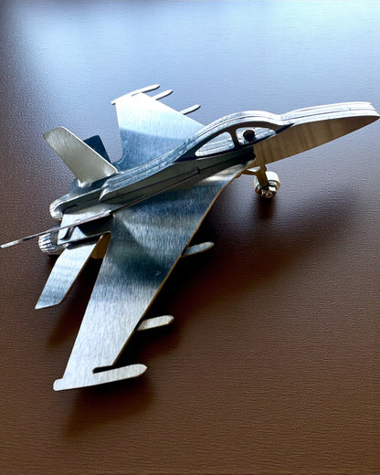 Metallmodell av Jaktflygplan "SkyRaptor" – rostfritt stål, personlig gravyr som present