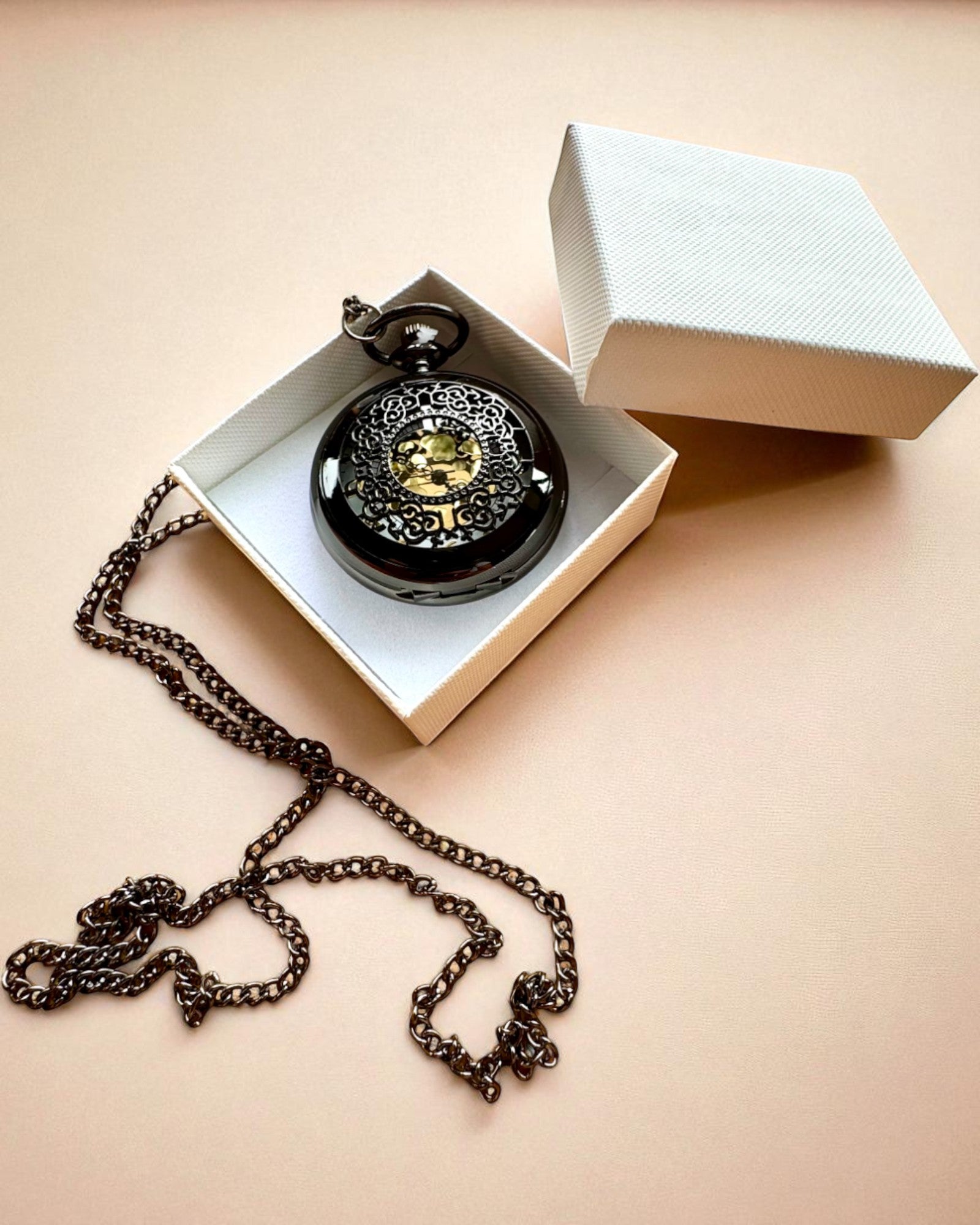 Svart Fickur "Midnight Elegance", personalisering som present med gravyr