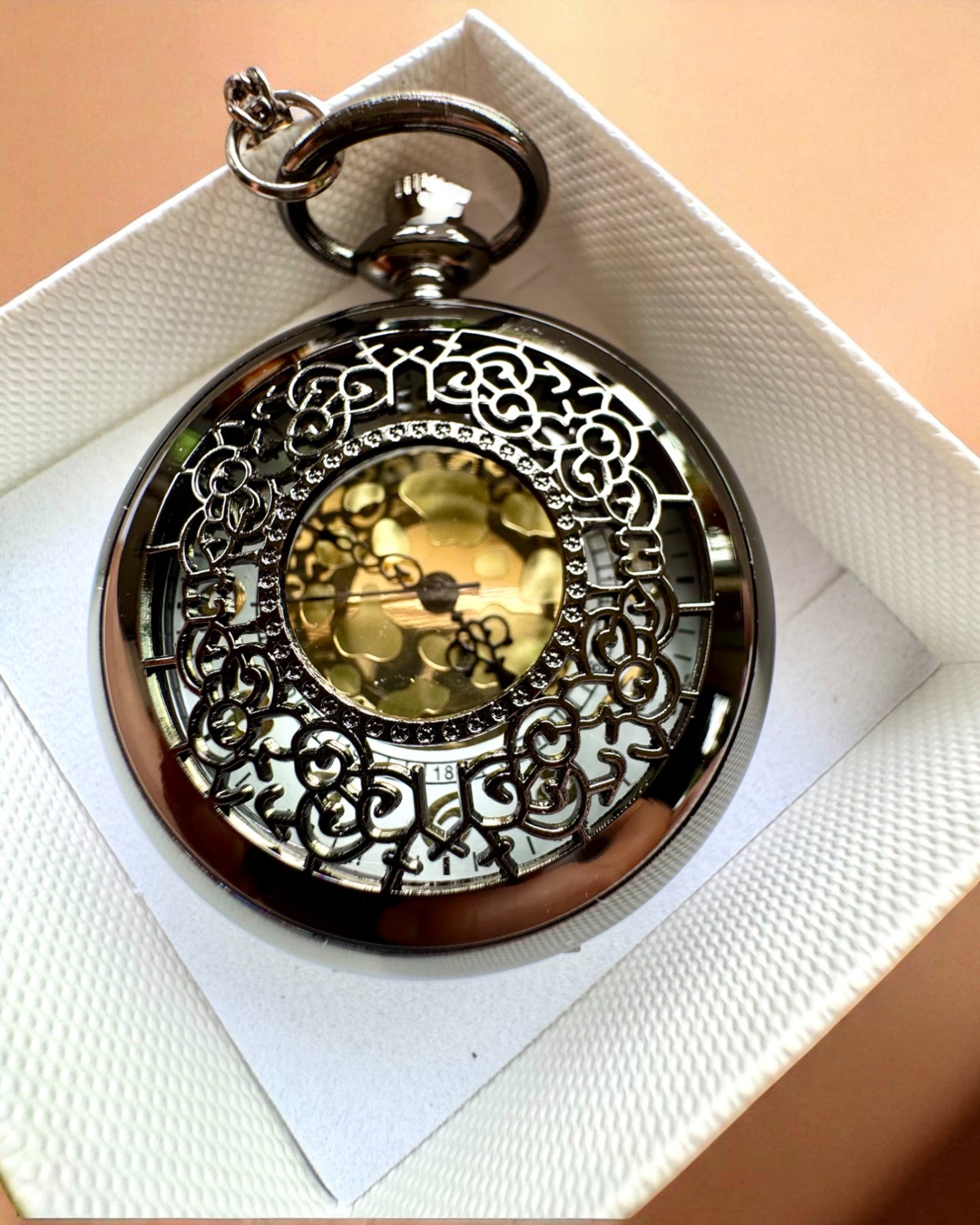 Svart Fickur "Midnight Elegance", personalisering som present med gravyr