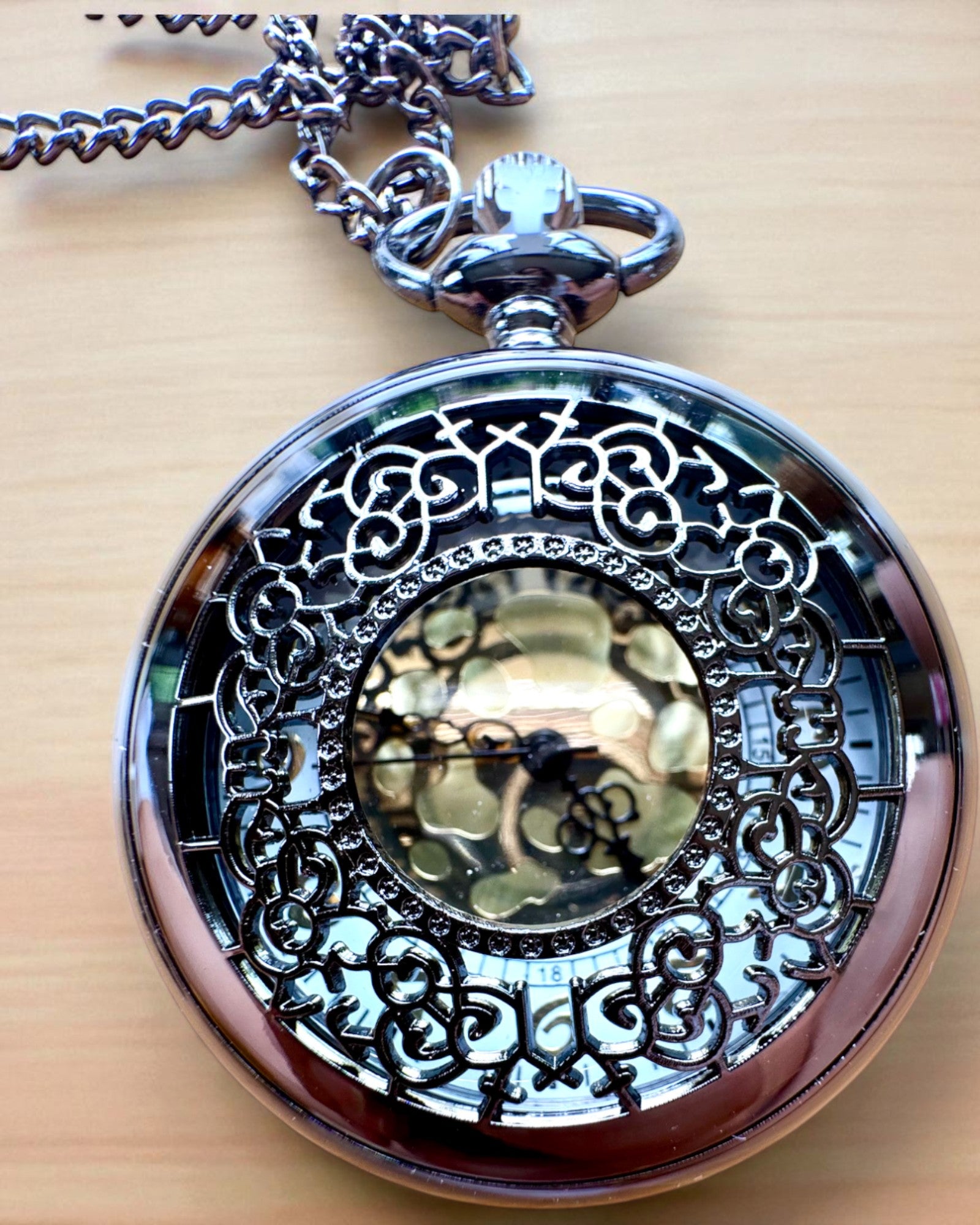 Svart Fickur "Midnight Elegance", personalisering som present med gravyr