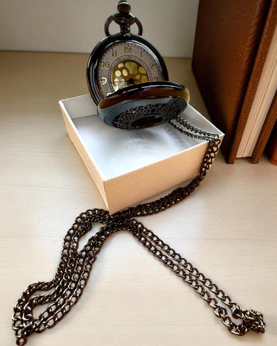 Svart Fickur "Midnight Elegance", personalisering som present med gravyr