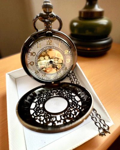 Svart Fickur "Midnight Elegance", personalisering som present med gravyr