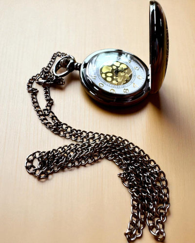 Svart Fickur "Midnight Elegance", personalisering som present med gravyr