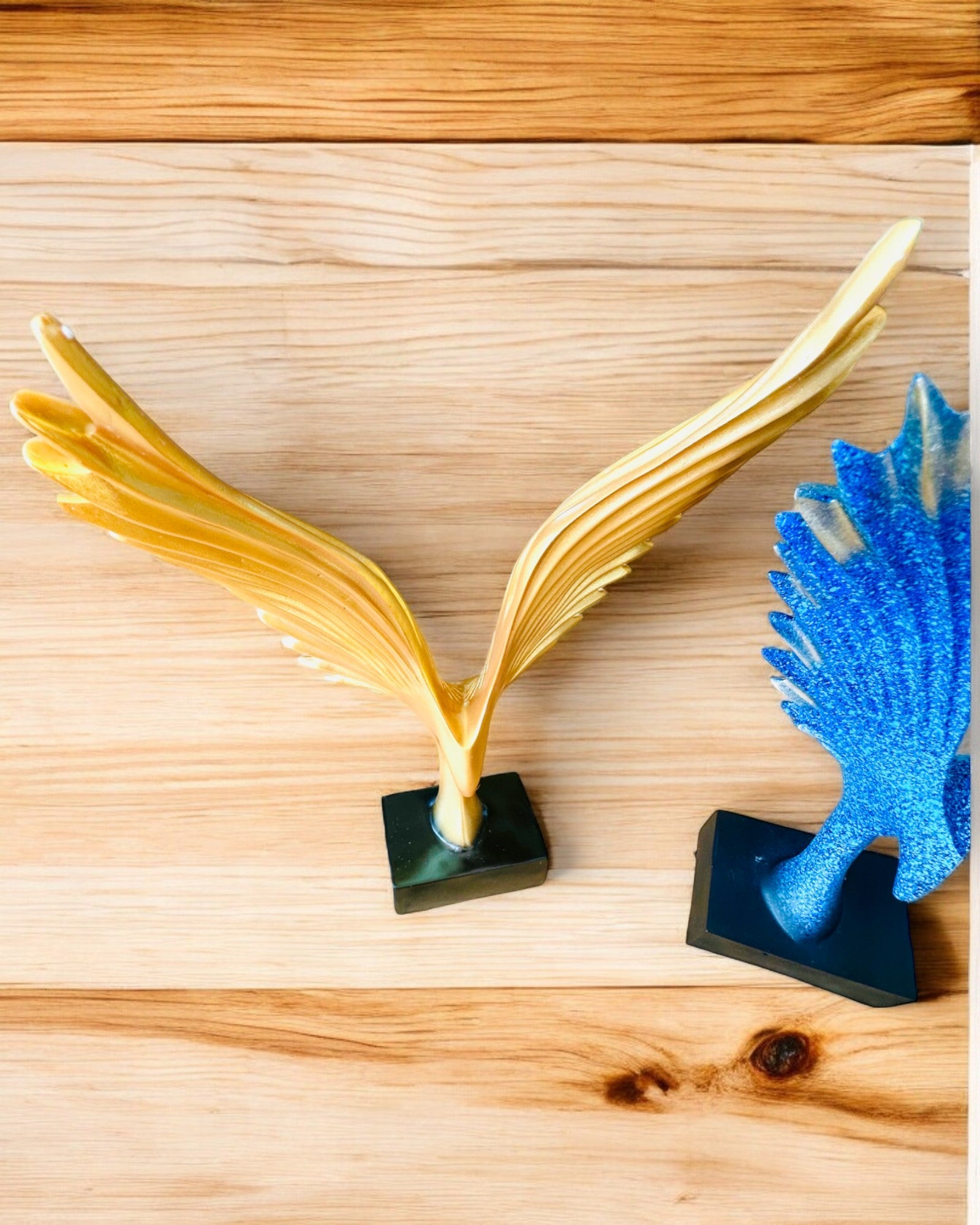 Elegant Änglavingefigur 33 cm hög – "Skridskande Väktare", möjlighet till personlig gravyr som present, personalisering, 3 färgvarianter