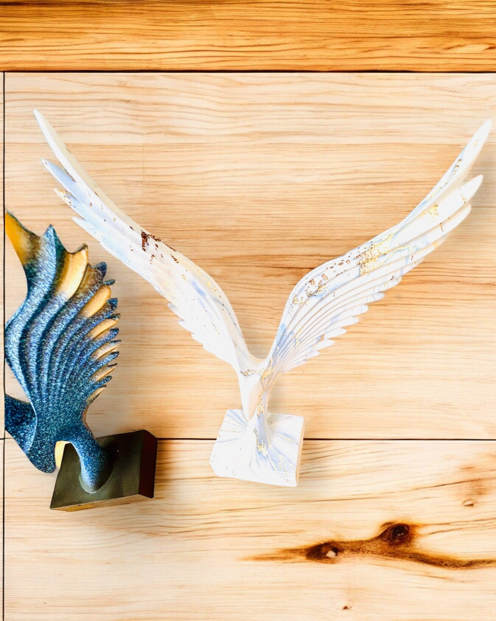 Elegant Änglavingefigur 33 cm hög – "Skridskande Väktare", möjlighet till personlig gravyr som present, personalisering, 3 färgvarianter
