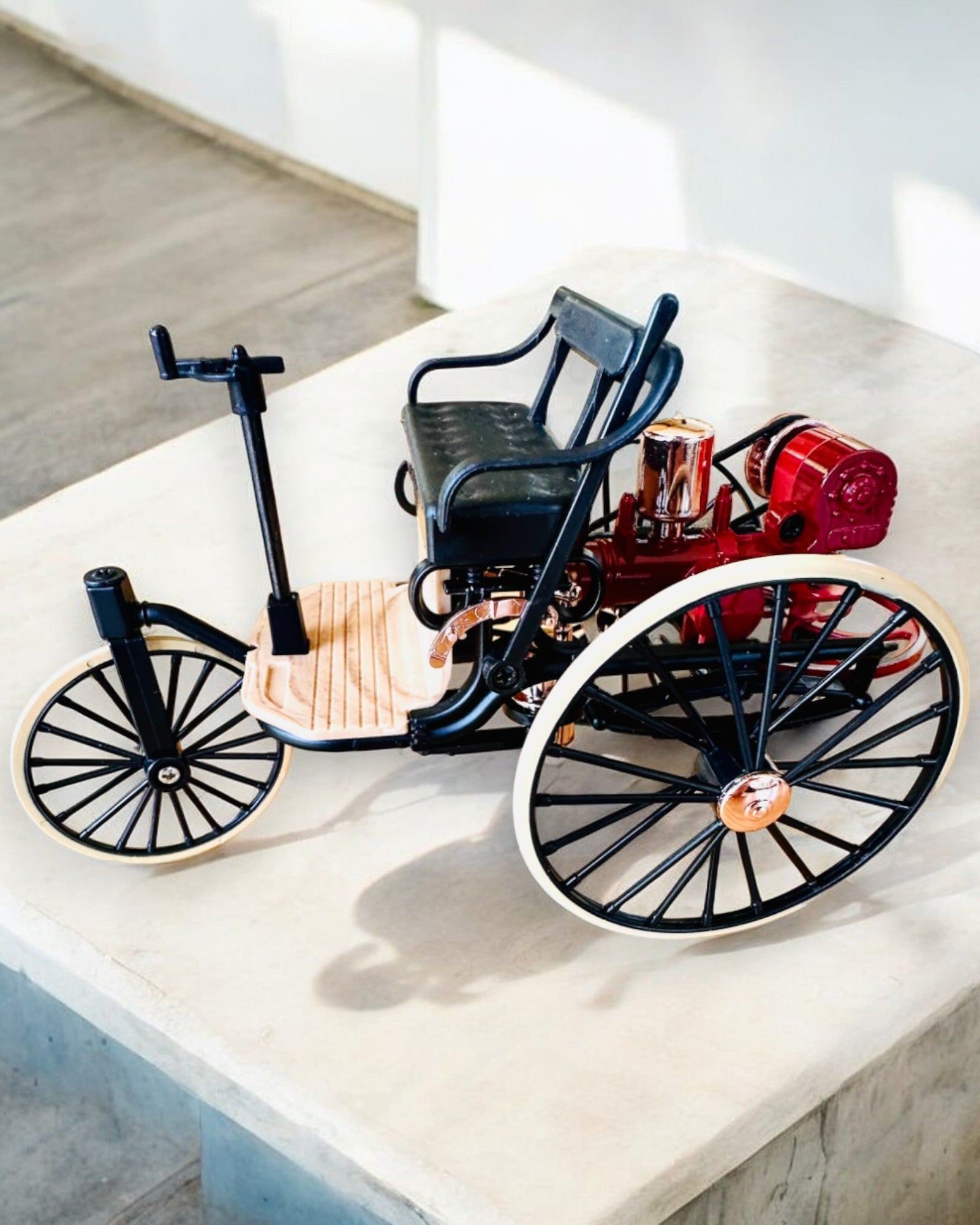 Retro Trehjulig Benz Patent-Motorwagen - Samlarmodell, personalisering med gravyr som present