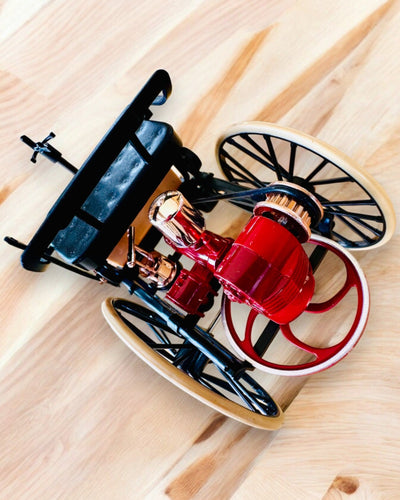 Retro Trehjulig Benz Patent-Motorwagen - Samlarmodell, personalisering med gravyr som present