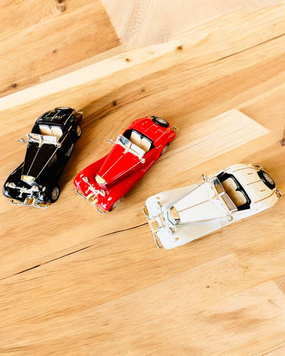 Miniatyrmodell av klassiska retrobilar - möjlighet till personlig anpassning som present med gravyr, 3 varianter att välja mellan