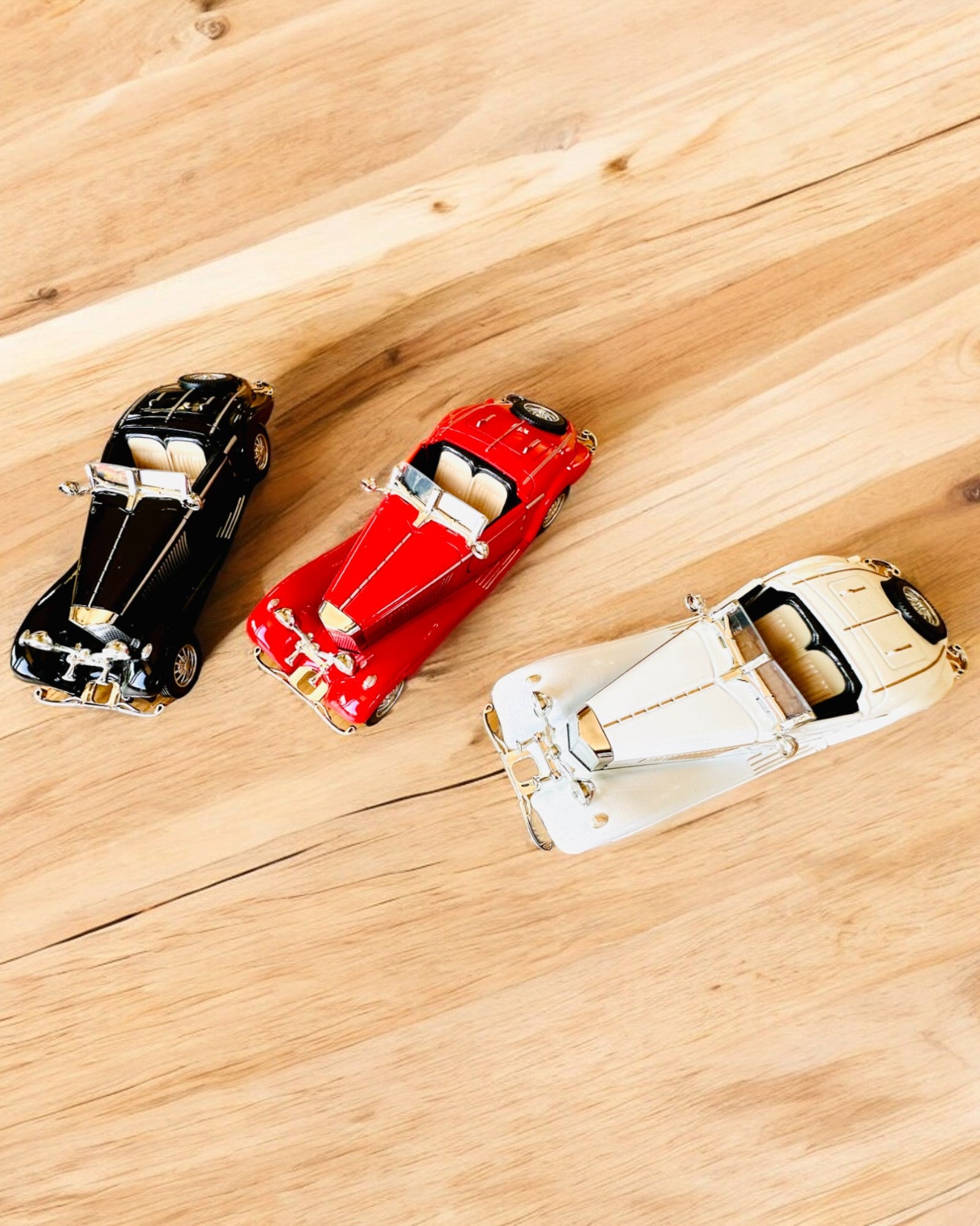 Miniatyrmodell av klassiska retrobilar - möjlighet till personlig anpassning som present med gravyr, 3 varianter att välja mellan