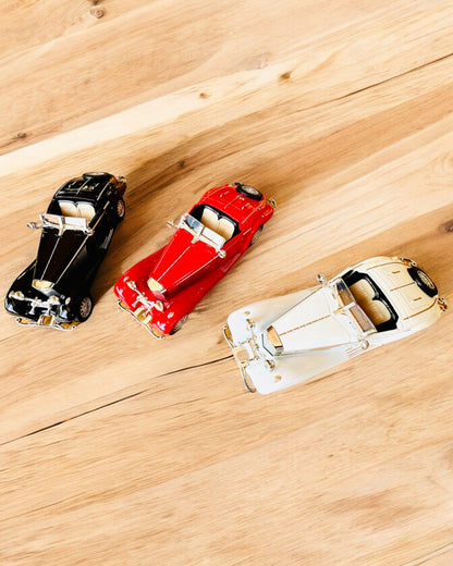 Miniatyrmodell av klassiska retrobilar - möjlighet till personlig anpassning som present med gravyr, 3 varianter att välja mellan