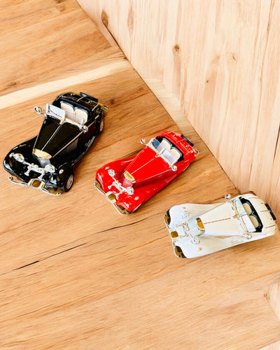 Miniatyrmodell av klassiska retrobilar - möjlighet till personlig anpassning som present med gravyr, 3 varianter att välja mellan