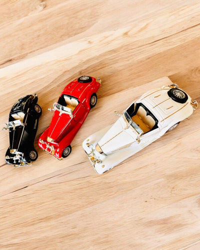Miniatyrmodell av klassiska retrobilar - möjlighet till personlig anpassning som present med gravyr, 3 varianter att välja mellan
