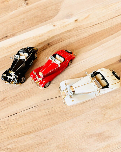 Miniatyrmodell av klassiska retrobilar - möjlighet till personlig anpassning som present med gravyr, 3 varianter att välja mellan