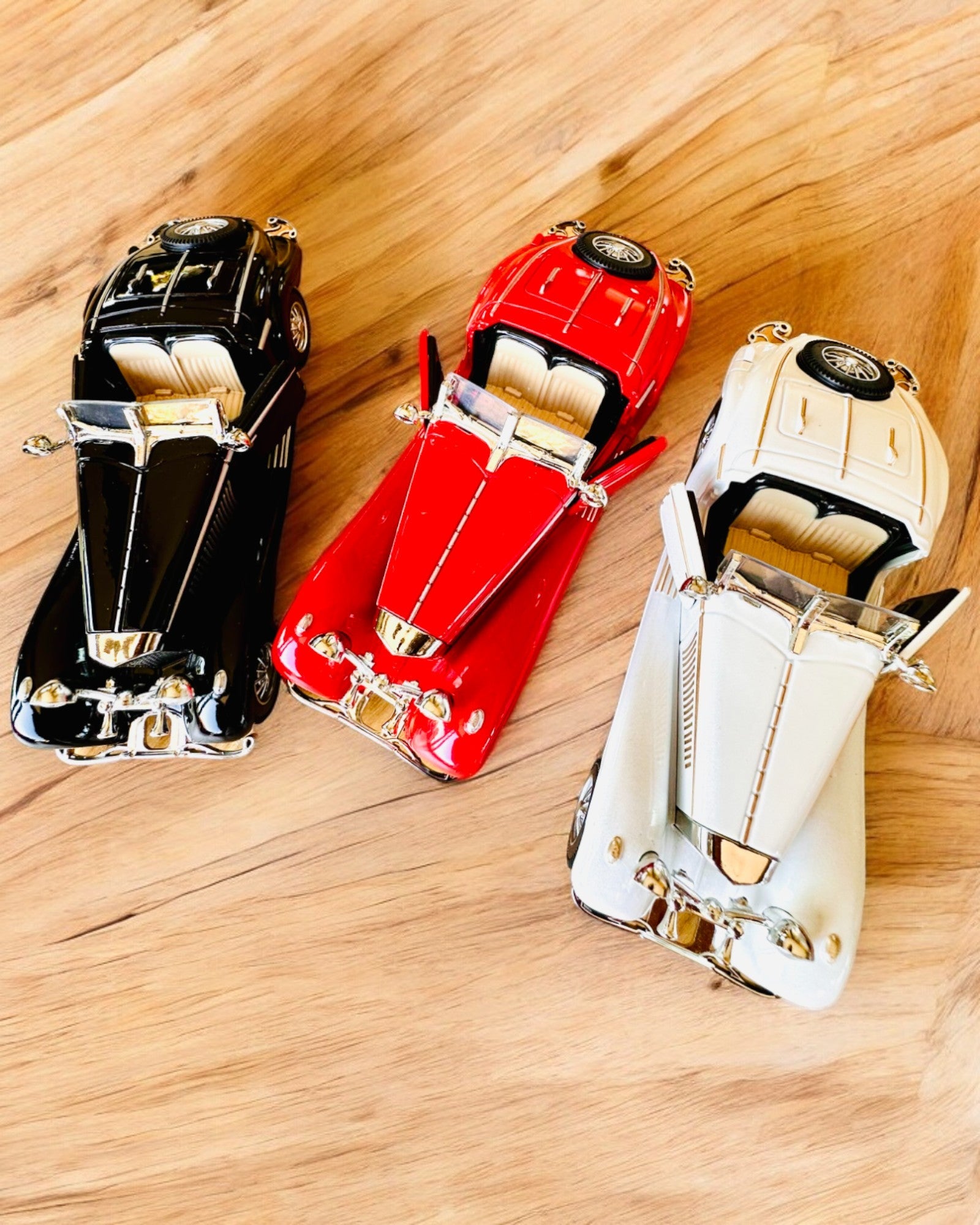 Miniatyrmodell av klassiska retrobilar - möjlighet till personlig anpassning som present med gravyr, 3 varianter att välja mellan