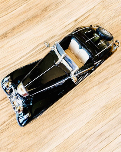 Miniatyrmodell av klassiska retrobilar - möjlighet till personlig anpassning som present med gravyr, 3 varianter att välja mellan