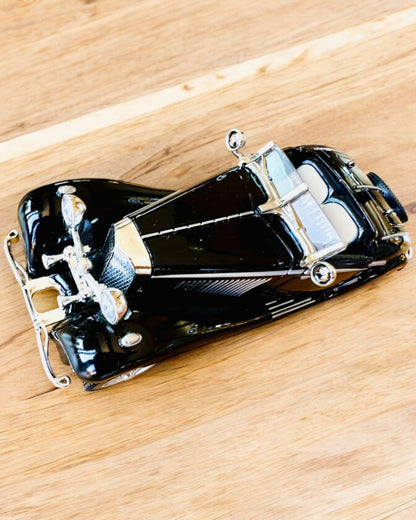 Miniatyrmodell av klassiska retrobilar - möjlighet till personlig anpassning som present med gravyr, 3 varianter att välja mellan