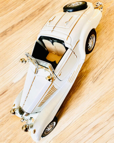 Miniatyrmodell av klassiska retrobilar - möjlighet till personlig anpassning som present med gravyr, 3 varianter att välja mellan