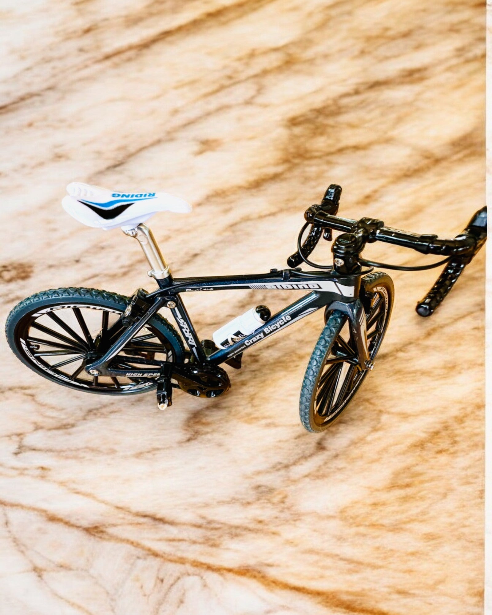 Miniatyrmodell av röd metallcykel "SpeedMaster" med personlig gravyr som present, 2 färgvarianter