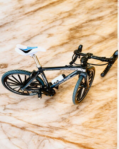 Miniatyrmodell av röd metallcykel "SpeedMaster" med personlig gravyr som present, 2 färgvarianter