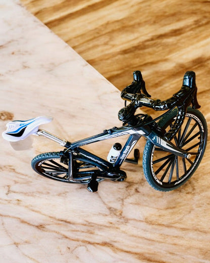 Miniatyrmodell av röd metallcykel "SpeedMaster" med personlig gravyr som present, 2 färgvarianter
