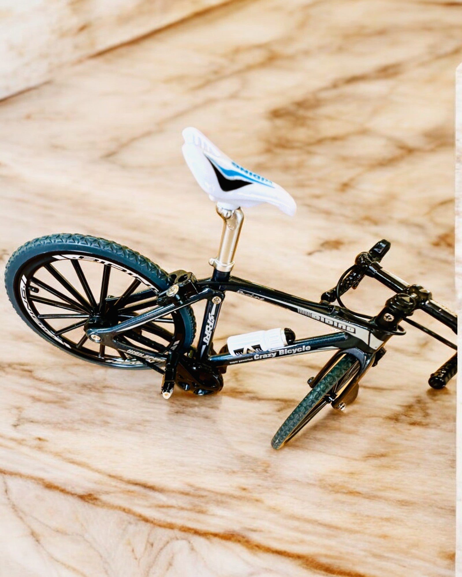 Miniatyrmodell av röd metallcykel "SpeedMaster" med personlig gravyr som present, 2 färgvarianter