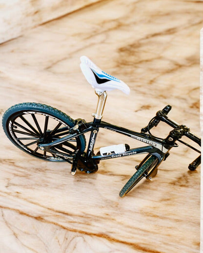 Miniatyrmodell av röd metallcykel "SpeedMaster" med personlig gravyr som present, 2 färgvarianter