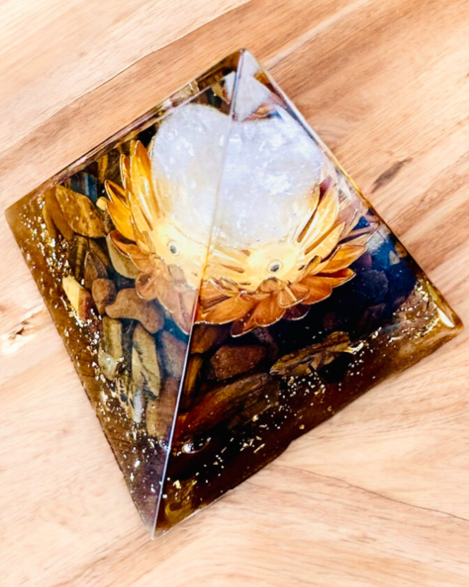 Pyramid av Kristallens Välstånd Lycklig Kristallkula, Tigeröga Sten, Koppar Lotus