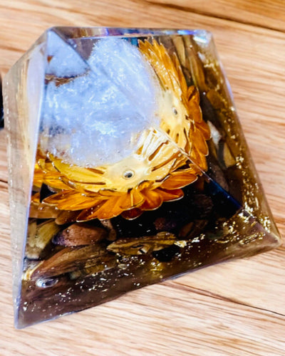 Pyramid av Kristallens Välstånd Lycklig Kristallkula, Tigeröga Sten, Koppar Lotus