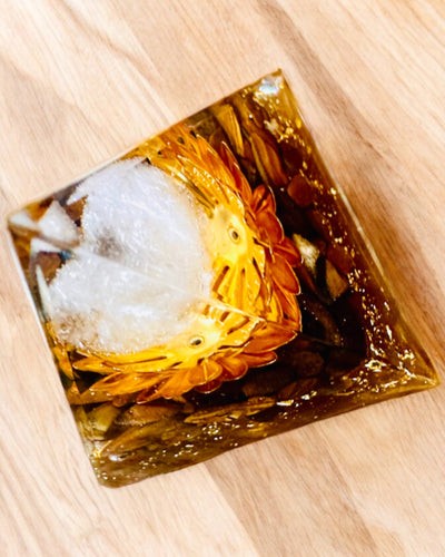 Pyramid av Kristallens Välstånd Lycklig Kristallkula, Tigeröga Sten, Koppar Lotus