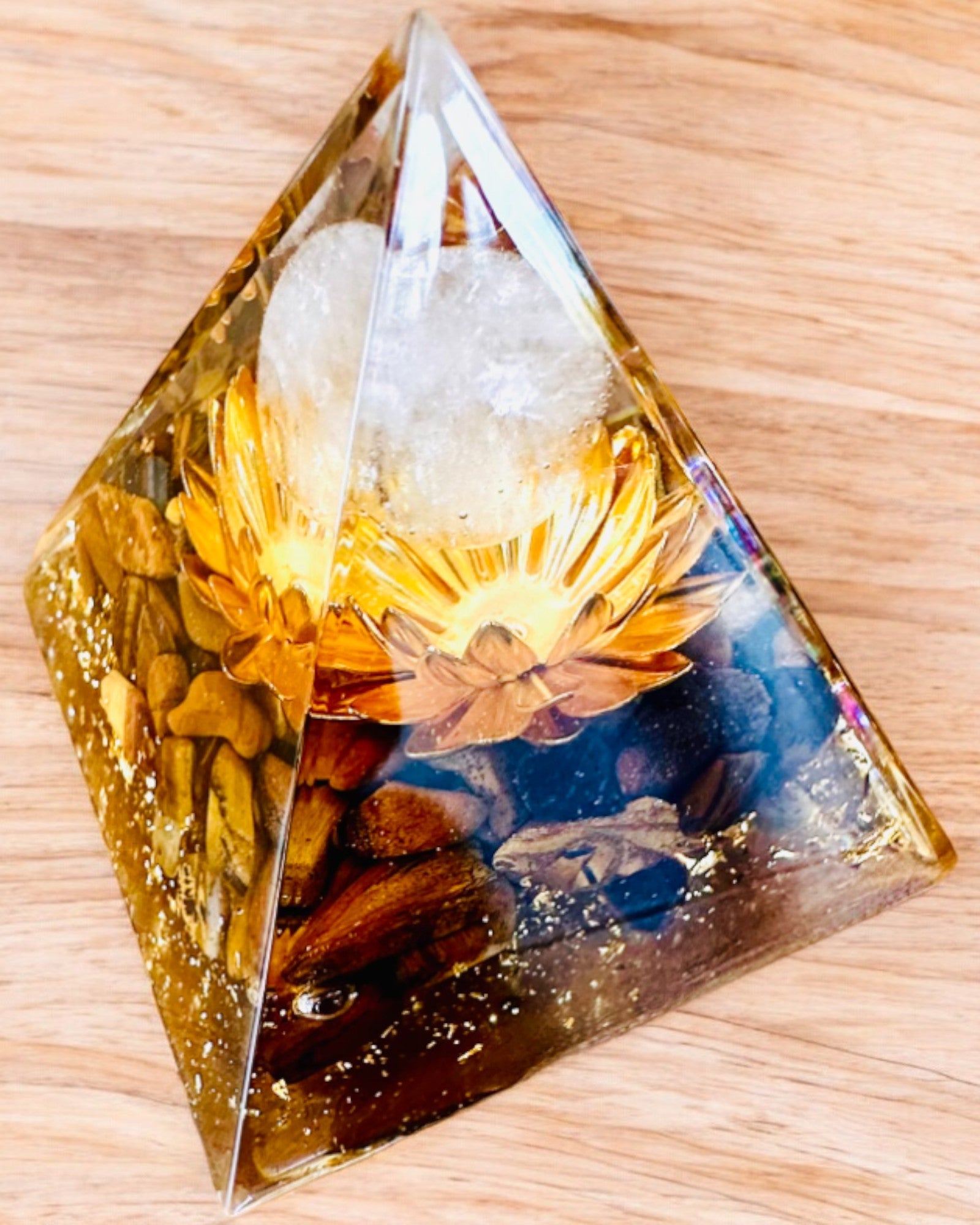 Pyramid av Kristallens Välstånd Lycklig Kristallkula, Tigeröga Sten, Koppar Lotus